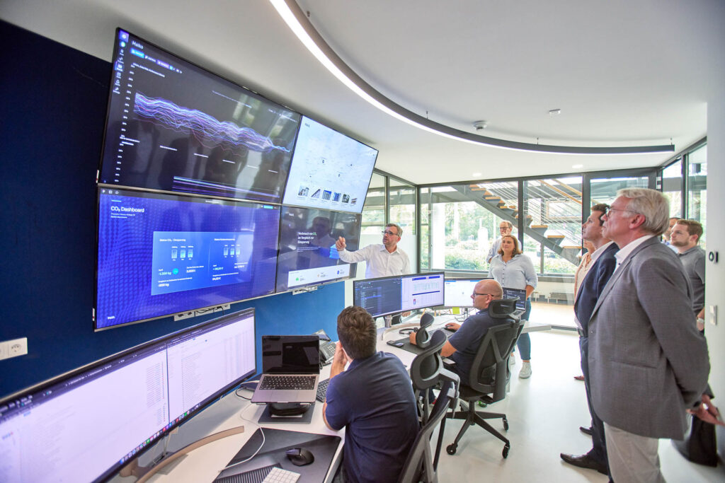 As part of their visit to the BUGA, a delegation from the Bundestag's Building Committee visited PAUL Tech AG in Mannheim last Wednesday and heard from founders Sascha Müller (CEO) and Maiko Dufner about the ways in which energy and, above all, CO2 can be saved quickly and significantly in buildings.
